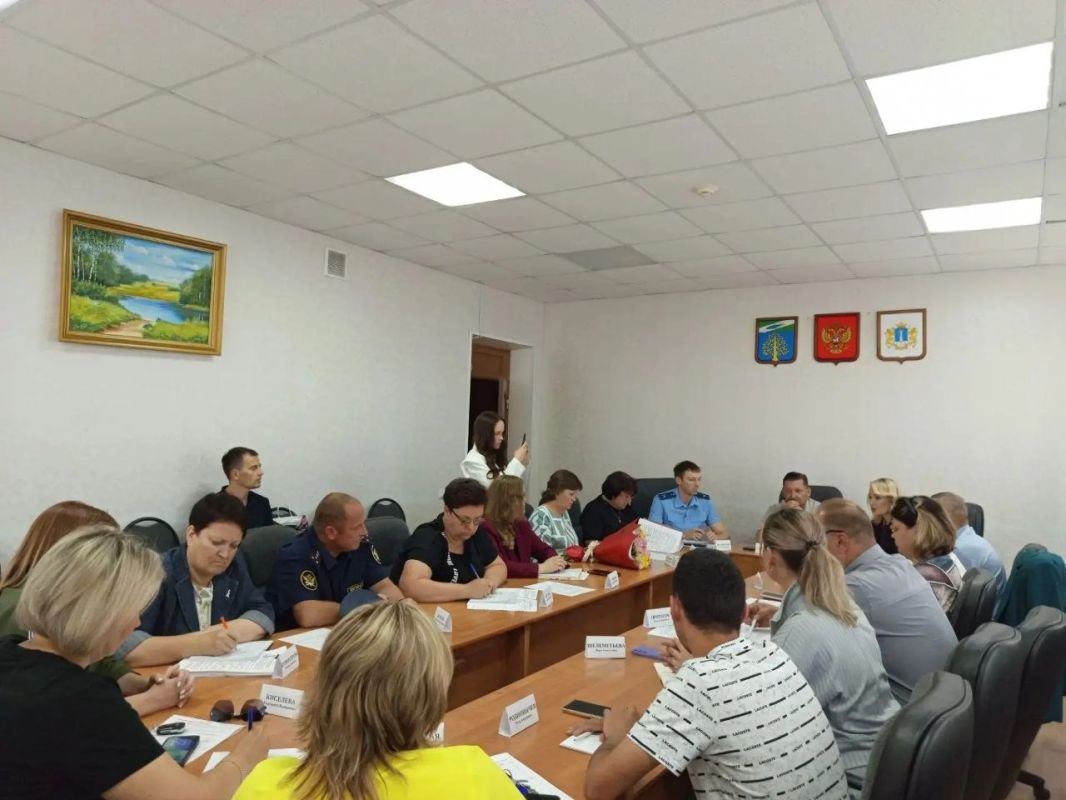 Заместитель прокурора Майнского района Храменков К.В. и Уполномоченный по правам ребёнка в Ульяновской области Иванова О.А. провели с представителями администрации муниципального образования "Майнский район" совещание по... Заместитель прокурора Майнского района Храменков К.В. и Уполномоченный по правам ребёнка в Ульяновской области Иванова О.А. провели с представителями администрации муниципального образования "Майнский район" совещание по...