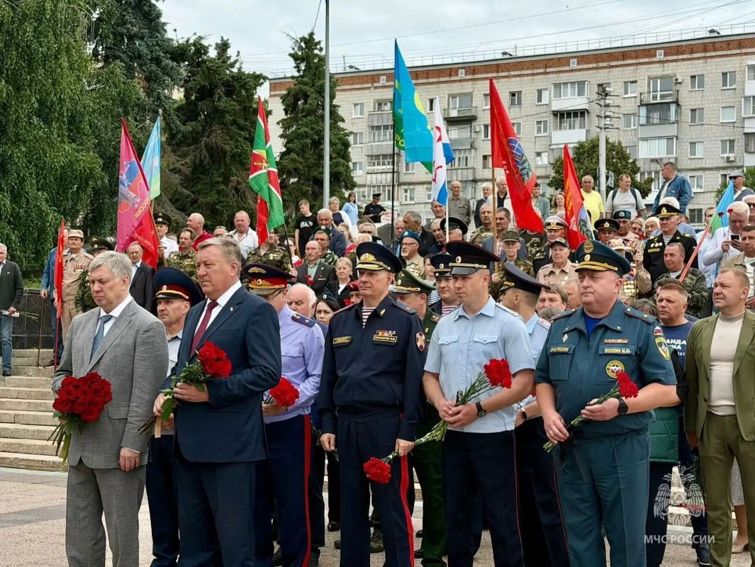 Подвиг живет в памяти поколений!