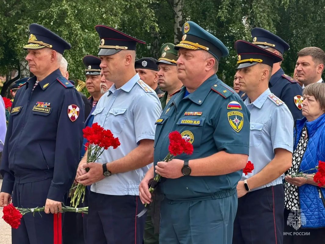 Подвиг живет в памяти поколений! Подвиг живет в памяти поколений!