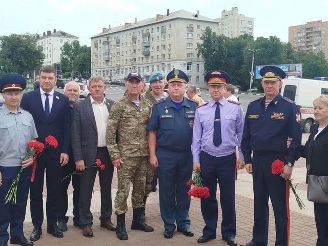 В Ульяновске отдали дань уважения ветеранам боевых действий В Ульяновске отдали дань уважения ветеранам боевых действий
