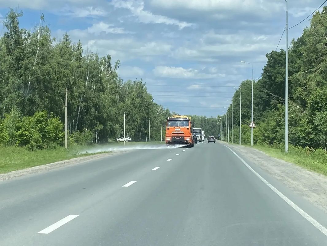 В этом сезоне ульяновские дорожники впервые за смену уложили больше двух тысяч квадратных метров асфальта В этом сезоне ульяновские дорожники впервые за смену уложили больше двух тысяч квадратных метров асфальта