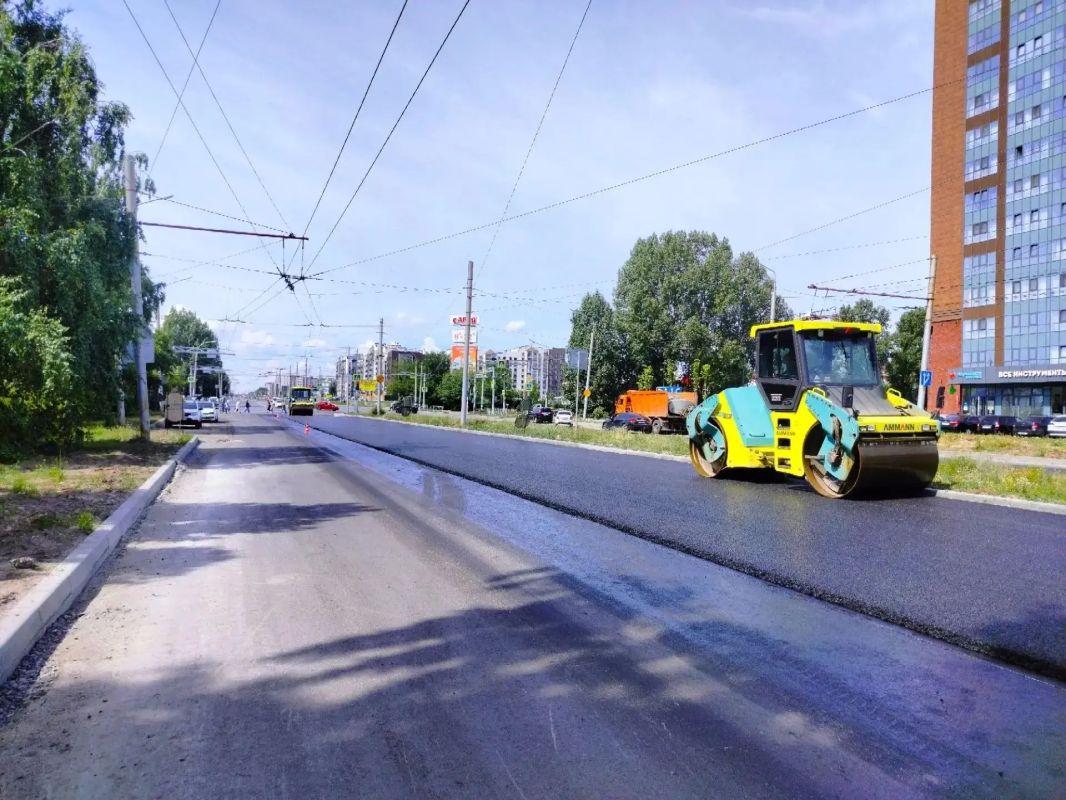 В Ульяновске на проспекте Авиастроителей завершается укладка верхнего слоя асфальта В Ульяновске на проспекте Авиастроителей завершается укладка верхнего слоя асфальта