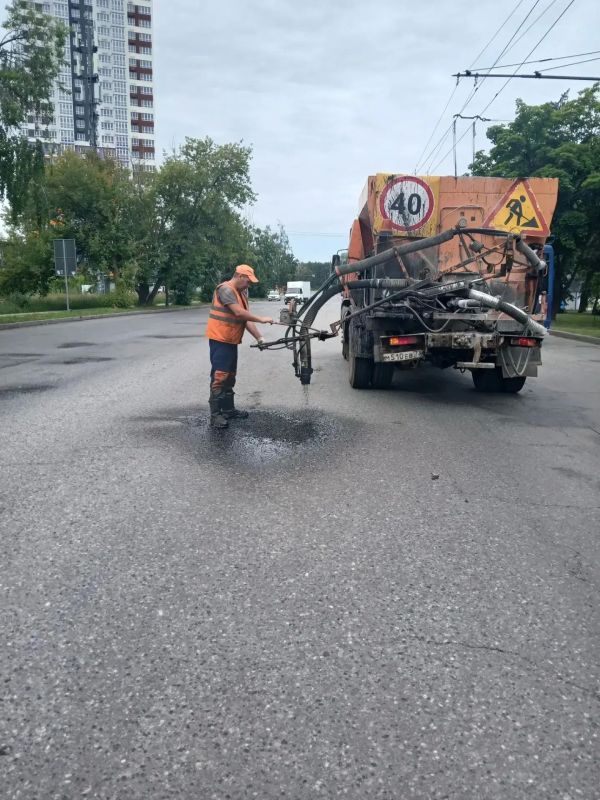В этом сезоне ульяновские дорожники впервые за смену уложили больше двух тысяч квадратных метров асфальта В этом сезоне ульяновские дорожники впервые за смену уложили больше двух тысяч квадратных метров асфальта