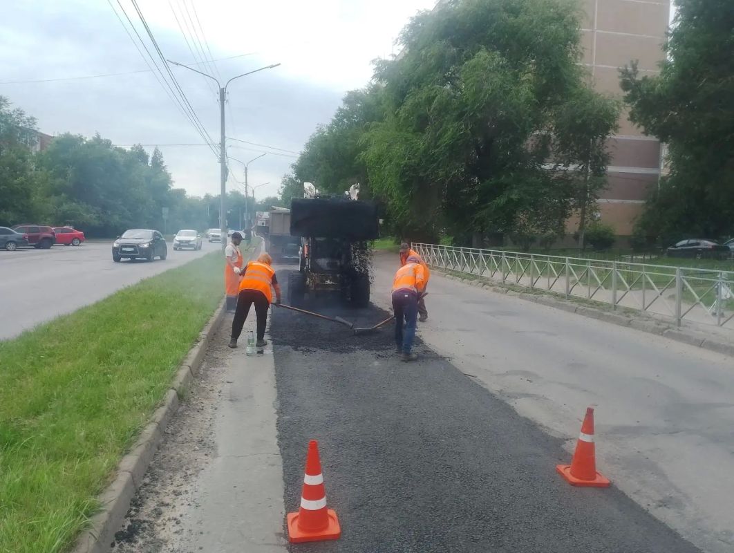 В этом сезоне ульяновские дорожники впервые за смену уложили больше двух тысяч квадратных метров асфальта В этом сезоне ульяновские дорожники впервые за смену уложили больше двух тысяч квадратных метров асфальта