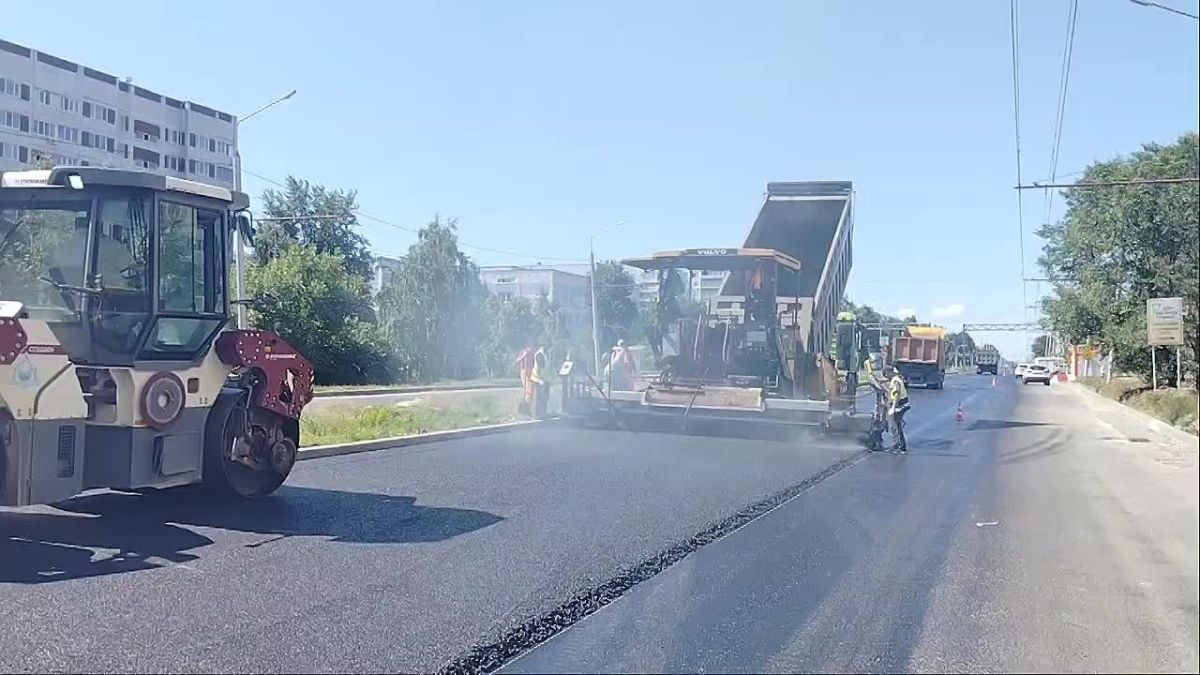 На проспекте Авиастроителей укладывают верхний слой асфальта