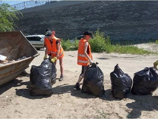 В Ульяновске провели уборку на территории старого Свияжского пляжа В Ульяновске провели уборку на территории старого Свияжского пляжа