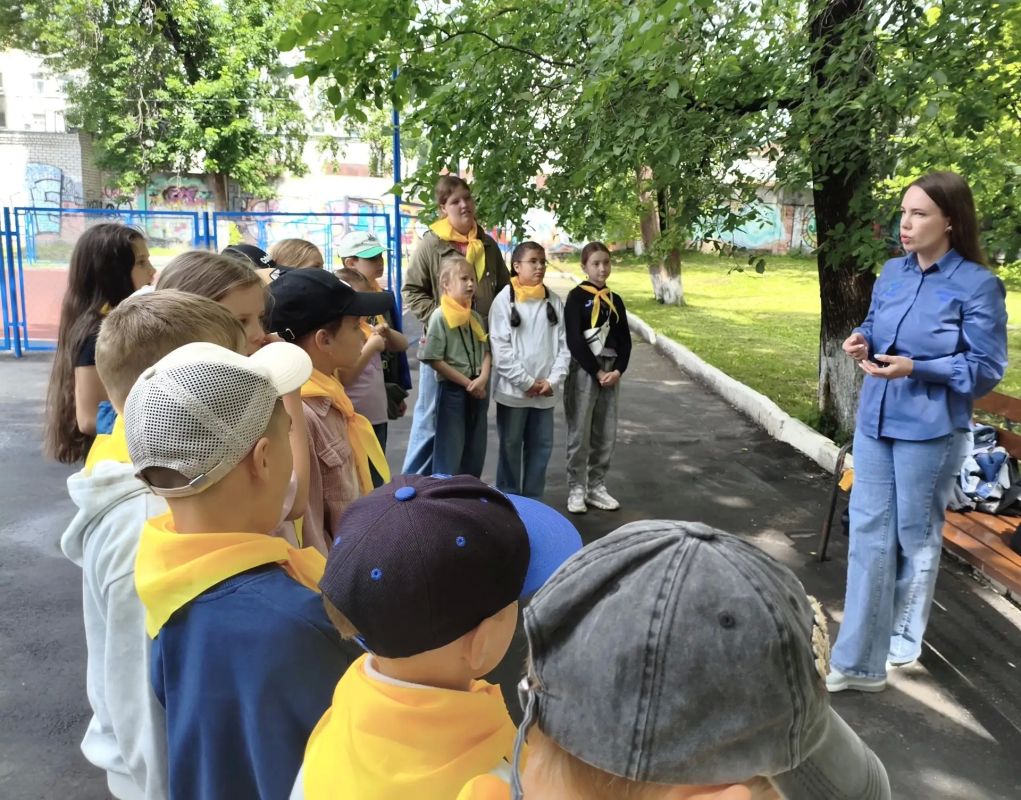 Дирекция безопасности дорожного движения совместно с Госавтоинспекцией провели встречу с ребятами, отдыхающими в летнем лагере им. А. Матросова Дирекция безопасности дорожного движения совместно с Госавтоинспекцией провели встречу с ребятами, отдыхающими в летнем лагере им. А. Матросова