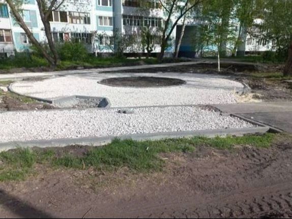 В скверах «Губернаторский», «Единство» и «Мостовая Слобода» выполнили половину намеченных на этот год работ по благоустройству В скверах «Губернаторский», «Единство» и «Мостовая Слобода» выполнили половину намеченных на этот год работ по благоустройству