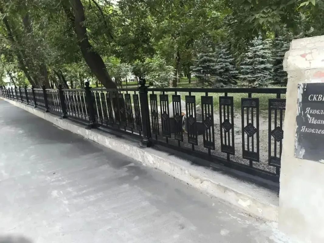 В сквере имени И. Я. Яковлева начали красить ограждения В сквере имени И. Я. Яковлева начали красить ограждения