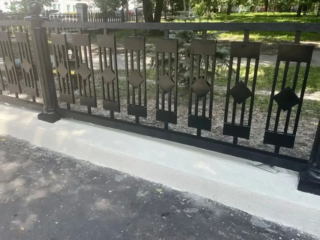 В сквере имени И. Я. Яковлева начали красить ограждения