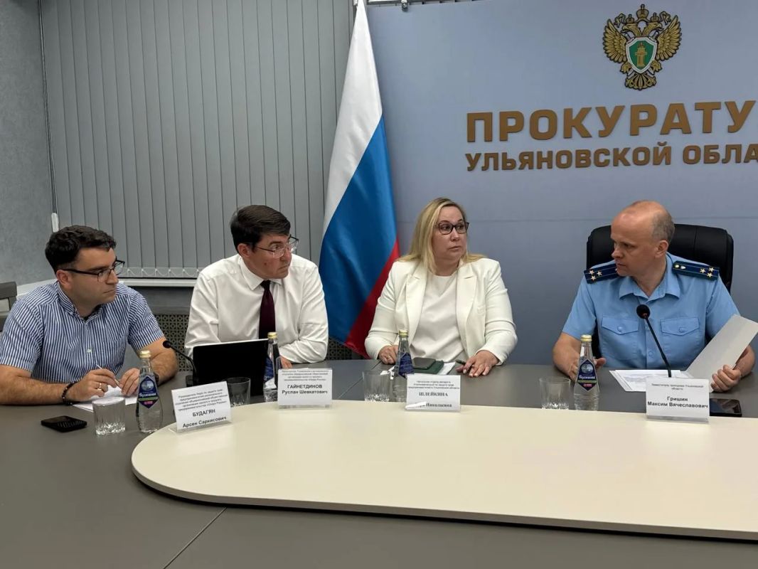 Заместитель прокурора Ульяновской области Максим Гришин совместно с представителем аппарата Уполномоченного по защите прав предпринимателей в Ульяновской области Верой Шлейкиной, председателем Ульяновского регионального... Заместитель прокурора Ульяновской области Максим Гришин совместно с представителем аппарата Уполномоченного по защите прав предпринимателей в Ульяновской области Верой Шлейкиной, председателем Ульяновского регионального...