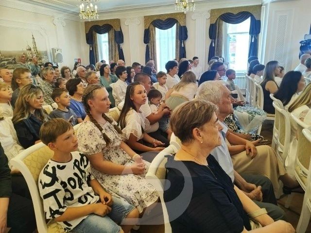 В День семьи, любви и верности в Ульяновске наградили лучшие семьи В День семьи, любви и верности в Ульяновске наградили лучшие семьи
