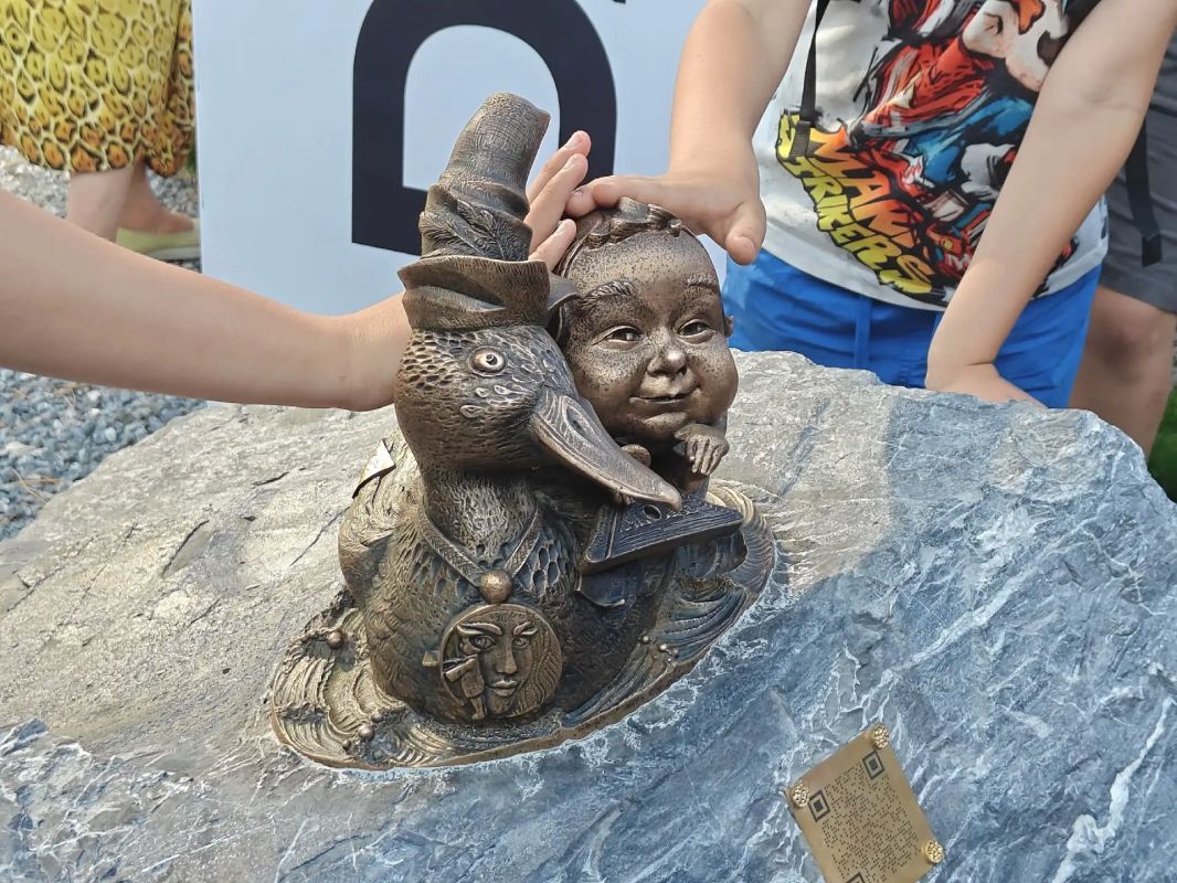Колебятки на Свияге: в Ульяновске открыли новые скульптуры литературных Колобков Колебятки на Свияге: в Ульяновске открыли новые скульптуры литературных Колобков
