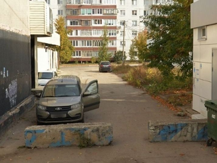С улиц Ульяновска уберут самовольно установленные бетонные блоки и шлагбаум С улиц Ульяновска уберут самовольно установленные бетонные блоки и шлагбаум