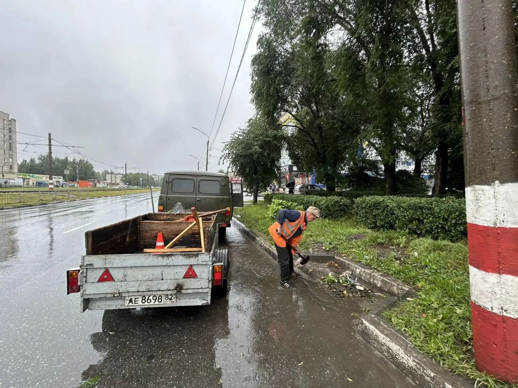 На протяжении сильного продолжительного дождя дороги Ульяновска поддерживают в проезжем состоянии На протяжении сильного продолжительного дождя дороги Ульяновска поддерживают в проезжем состоянии