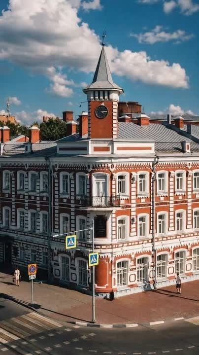 Ежедневно мы проходим по знакомым улицам, видим привычные здания, но не всегда задумываемся о людях, благодаря которым формировался архитектурный облик нашего города