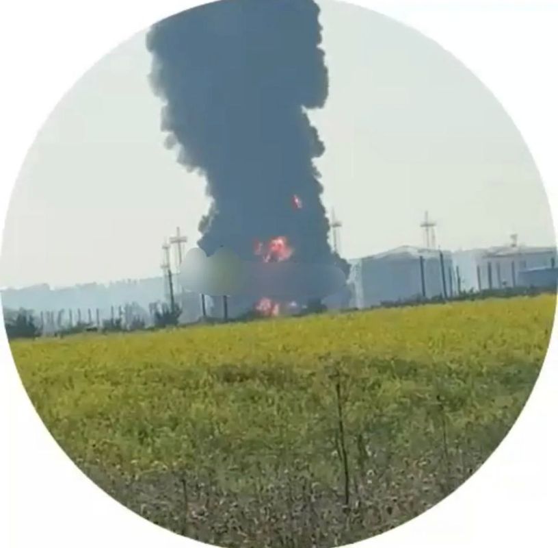 БПЛА атаковали объект ТЭК в Ульяновской области, на месте работают специальные службы, сообщил губернатор региона БПЛА атаковали объект ТЭК в Ульяновской области, на месте работают специальные службы, сообщил губернатор региона
