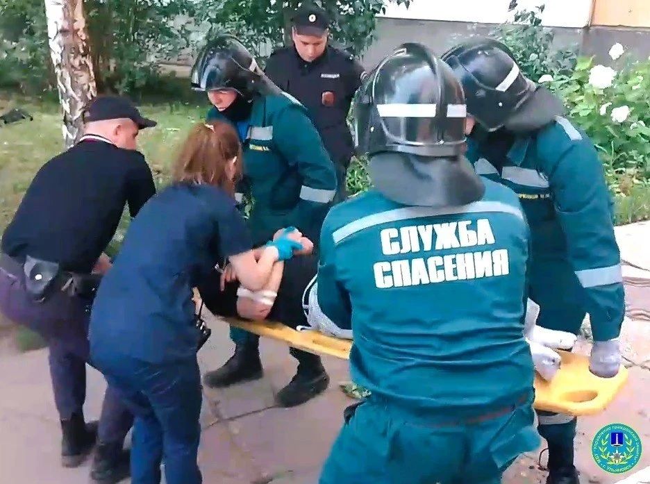 16-летний подросток выпал из окна 5 этажа в Засвияжском районе 16-летний подросток выпал из окна 5 этажа в Засвияжском районе