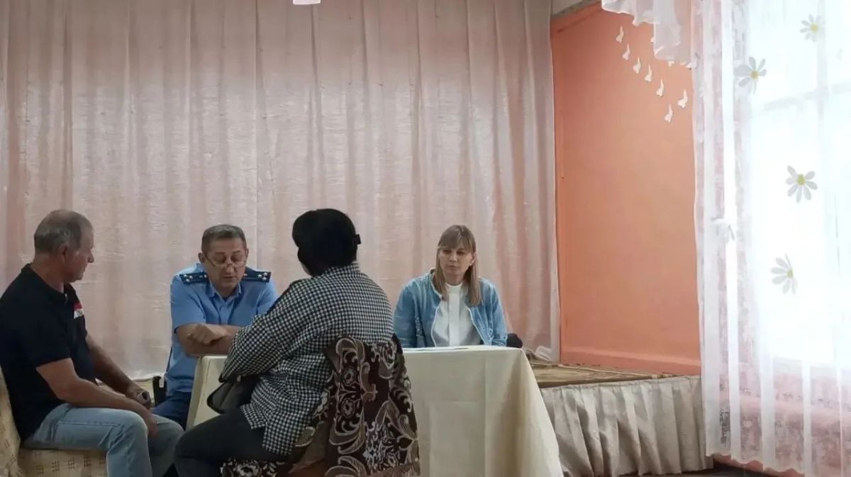Прокурор Карсунского района Зубаиров М.М. совместно с рабочей группой регионального филиала Государственного фонда поддержки участников специальной военной операции «Защитники Отечества» провел в доме культуры села... Прокурор Карсунского района Зубаиров М.М. совместно с рабочей группой регионального филиала Государственного фонда поддержки участников специальной военной операции «Защитники Отечества» провел в доме культуры села...