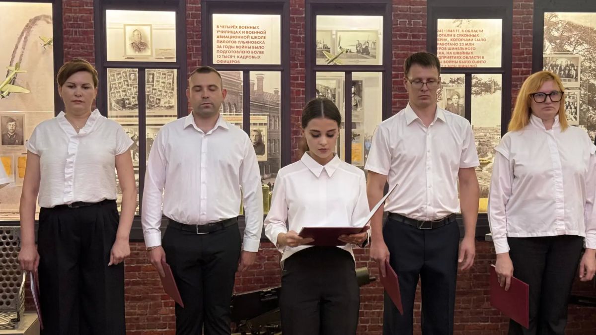 В ознаменование Дня сотрудника органов следствия Российской Федерации в Ульяновске состоялась торжественная церемония принятия присяги молодыми специалистами следственного управления В ознаменование Дня сотрудника органов следствия Российской Федерации в Ульяновске состоялась торжественная церемония принятия присяги молодыми специалистами следственного управления