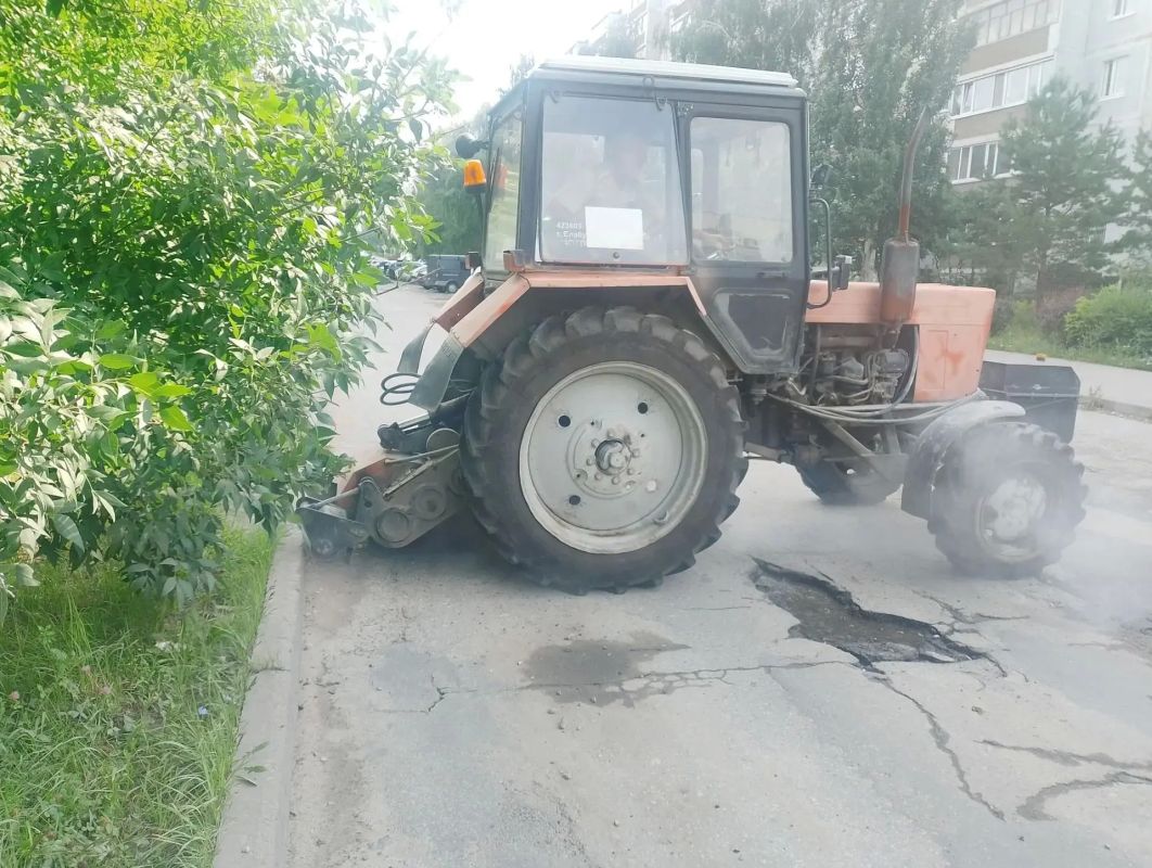 Накануне ульяновские дорожники привели в порядок 10 участков проезжей части Накануне ульяновские дорожники привели в порядок 10 участков проезжей части