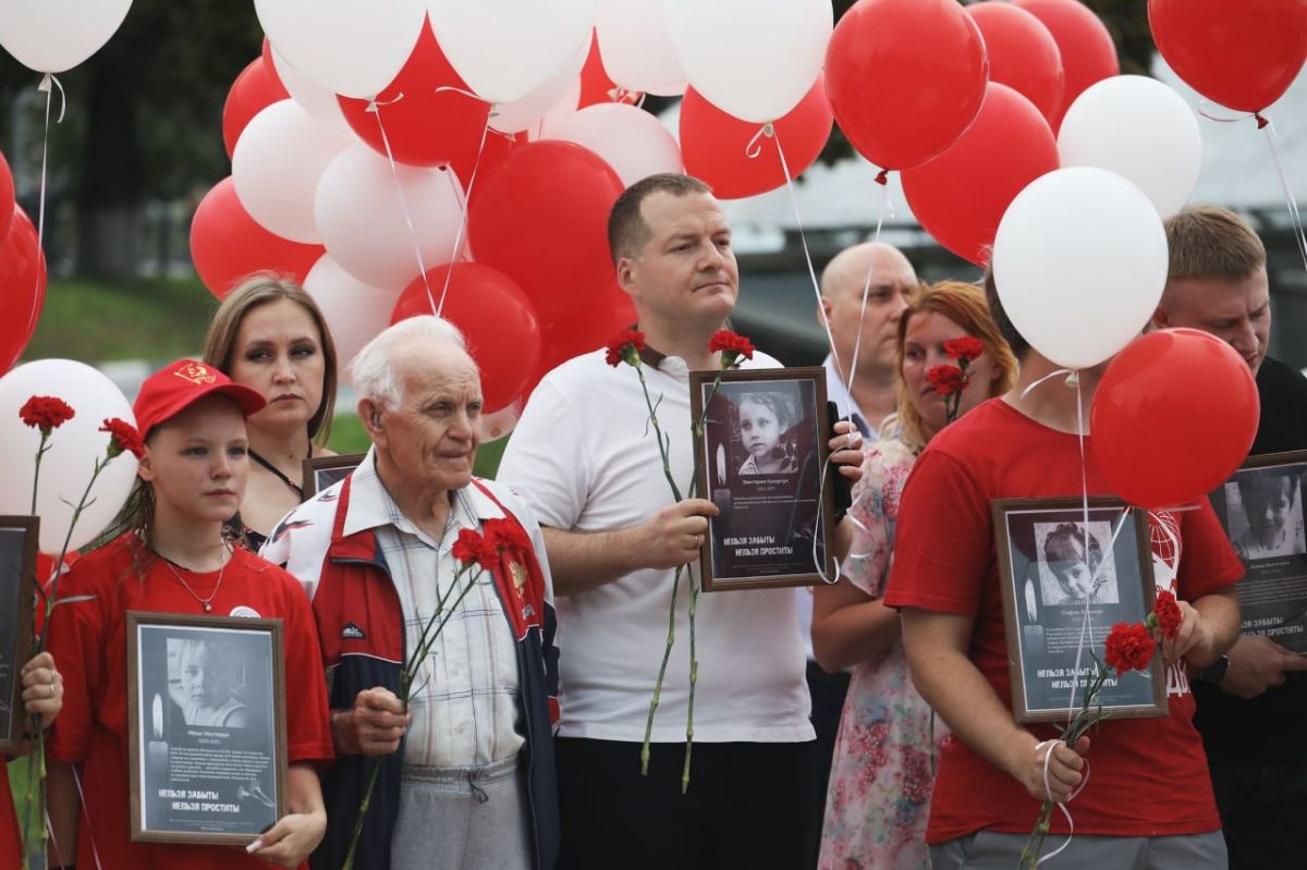 Сегодня, в День памяти детей - жертв войны в Донбассе, депутаты Законодательного Собрания Ульяновской области присоединились к общенациональной акции скорби Сегодня, в День памяти детей - жертв войны в Донбассе, депутаты Законодательного Собрания Ульяновской области присоединились к общенациональной акции скорби