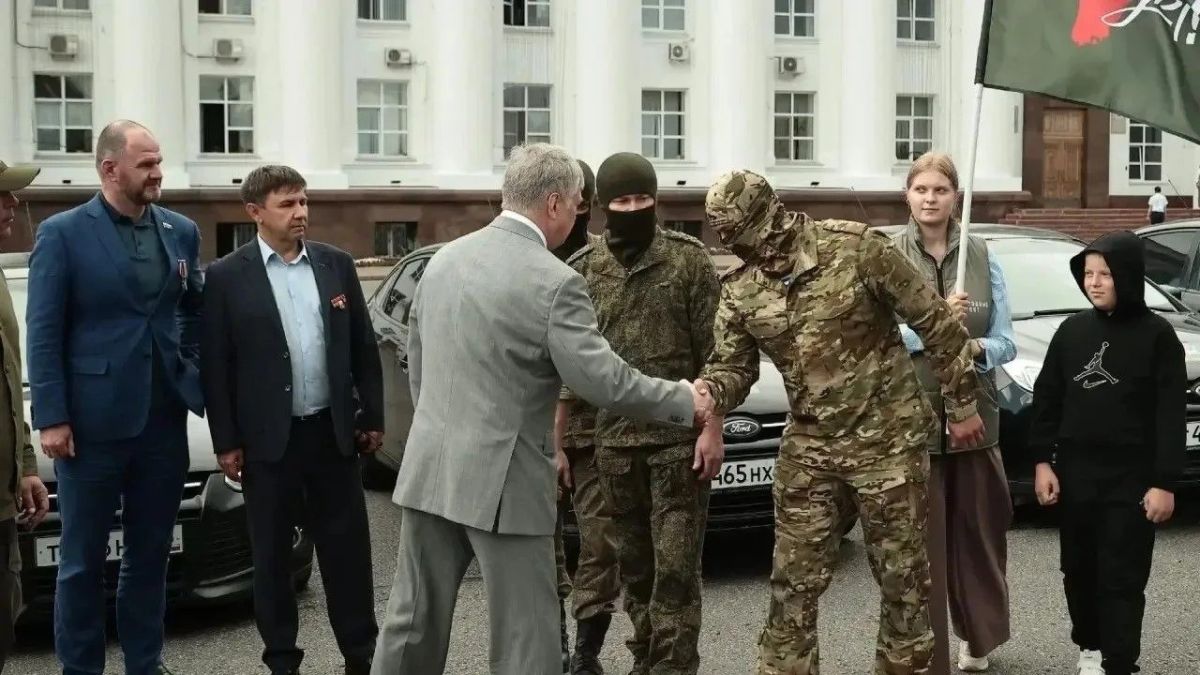 Председатель комитета по государственному строительству, местному самоуправлению и развитию гражданского общества, а также поддержке ветеранов боевых действий и членов их семей Алексей Кошаев принял участие в передаче...