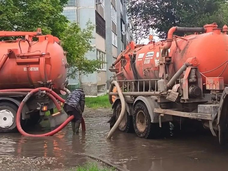 Дорожные службы Ульяновска продолжают ликвидацию последствий залпового ливня Дорожные службы Ульяновска продолжают ликвидацию последствий залпового ливня