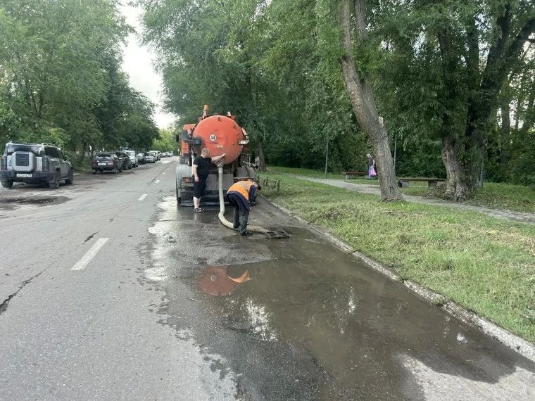 Дорожные службы Ульяновска продолжают ликвидацию последствий залпового ливня Дорожные службы Ульяновска продолжают ликвидацию последствий залпового ливня