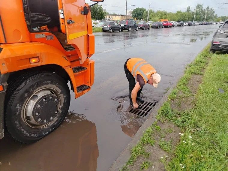 Дорожные службы Ульяновска продолжают ликвидацию последствий залпового ливня Дорожные службы Ульяновска продолжают ликвидацию последствий залпового ливня