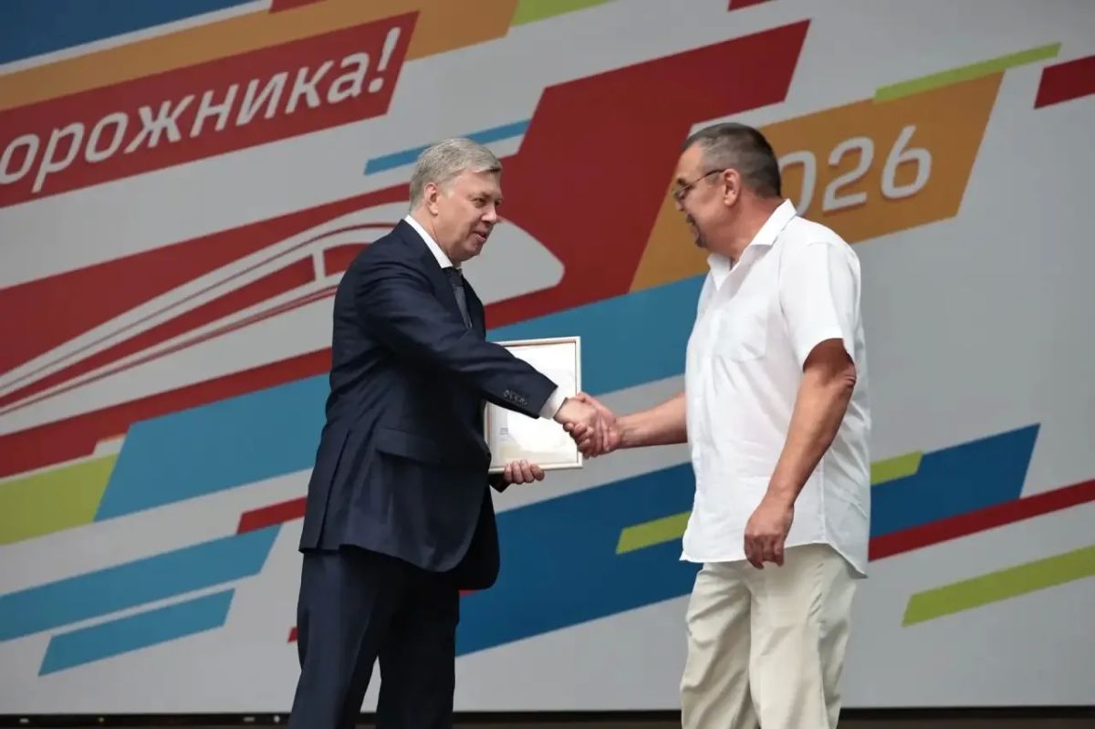 Алексей Русских: Проводники и машинисты, путевые рабочие и ремонтники, инженеры и техники, диспетчеры, станционные служащие и все специалисты, которые несут службу на железнодорожном транспорте Алексей Русских: Проводники и машинисты, путевые рабочие и ремонтники, инженеры и техники, диспетчеры, станционные служащие и все специалисты, которые несут службу на железнодорожном транспорте