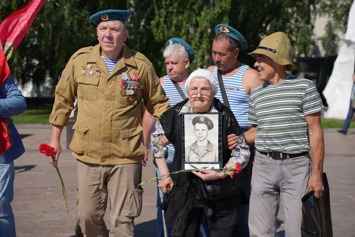 В Ульяновске почтили память погибших за Родину десантников В Ульяновске почтили память погибших за Родину десантников