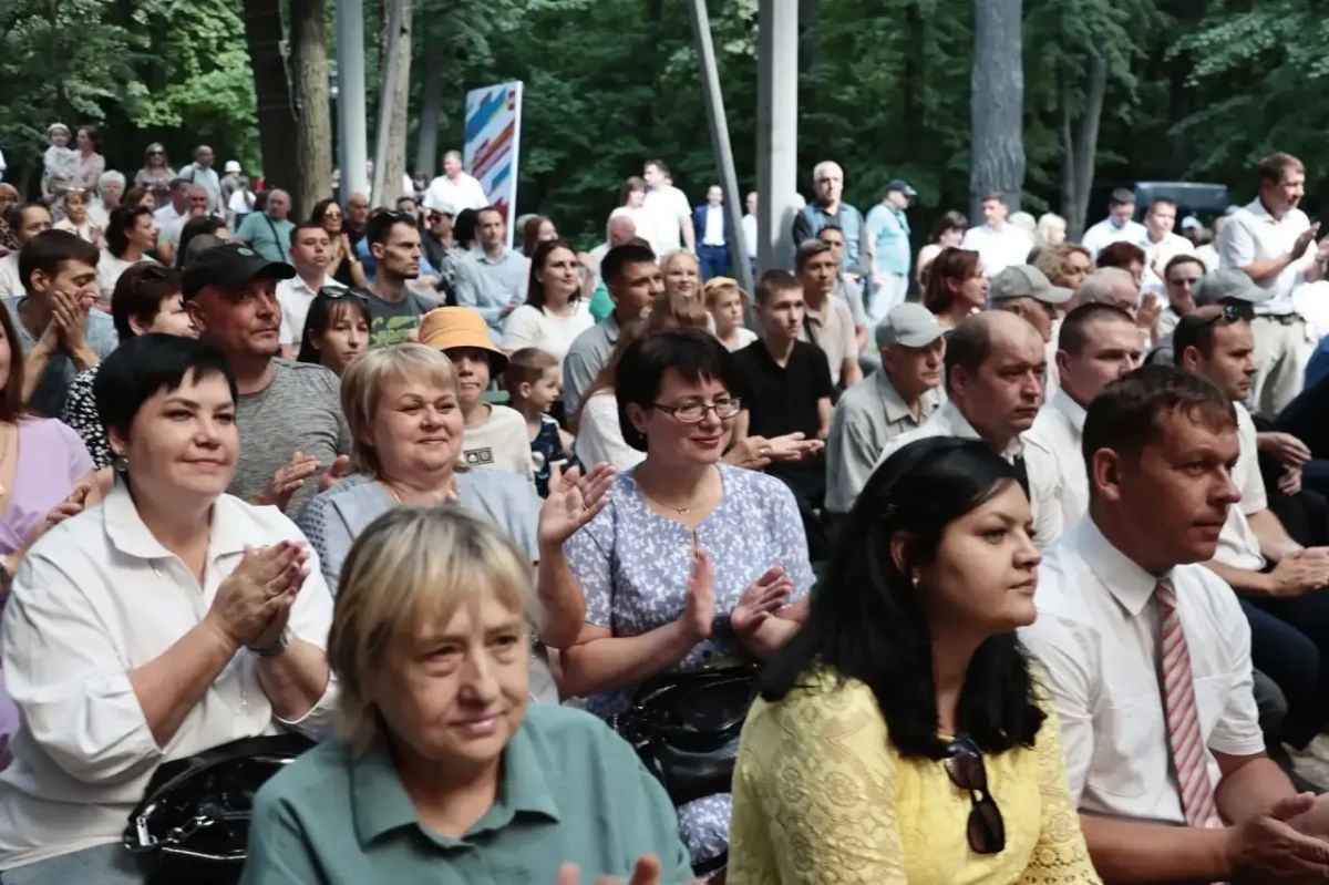 Алексей Русских: Проводники и машинисты, путевые рабочие и ремонтники, инженеры и техники, диспетчеры, станционные служащие и все специалисты, которые несут службу на железнодорожном транспорте Алексей Русских: Проводники и машинисты, путевые рабочие и ремонтники, инженеры и техники, диспетчеры, станционные служащие и все специалисты, которые несут службу на железнодорожном транспорте