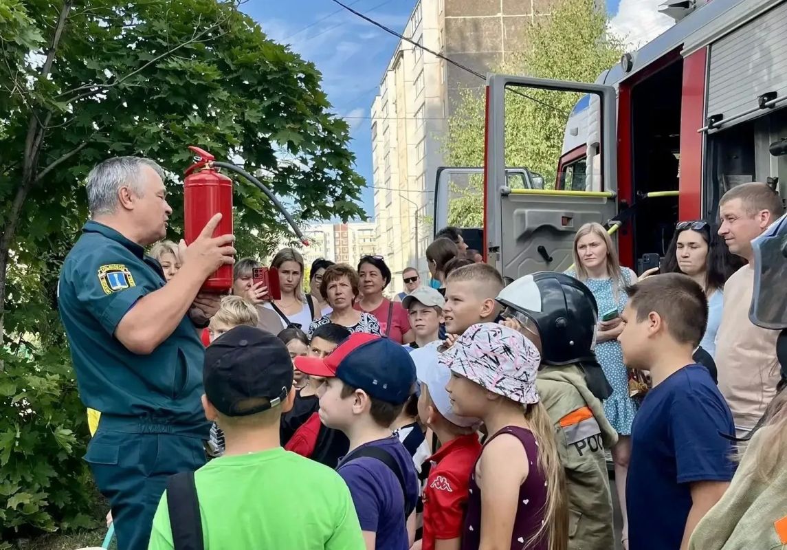 В Засвияжском районе Ульяновска прошел обучающий праздник «Пожарный, спасатель — профессия героическая!» В Засвияжском районе Ульяновска прошел обучающий праздник «Пожарный, спасатель — профессия героическая!»