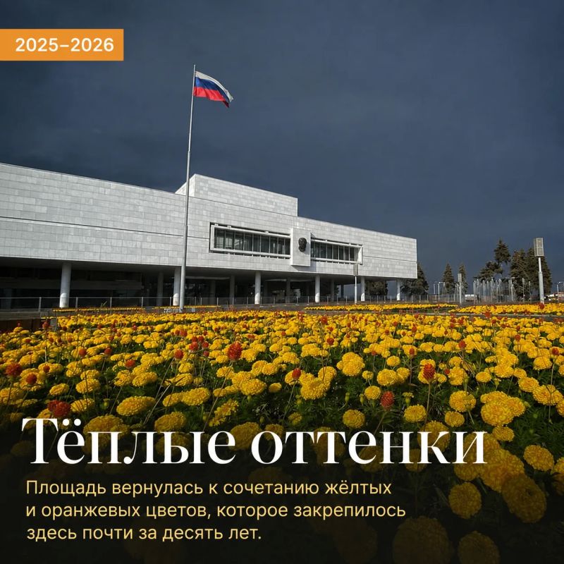 Площадь Ленина успела побыть красной, разноцветной и даже фиолетовой Площадь Ленина успела побыть красной, разноцветной и даже фиолетовой