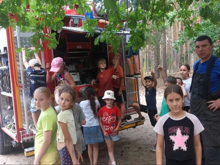 Юным ульяновцам рассказывают о правилах пожарной безопасности во дворах и загородных лагерях