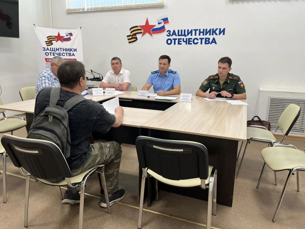 Первый заместитель прокурора Ульяновской области Михаил Гриньке провел совместно с представителем военной прокуратуры Ульяновского гарнизона личный прием граждан в региональном филиале Государственного фонда поддержки... Первый заместитель прокурора Ульяновской области Михаил Гриньке провел совместно с представителем военной прокуратуры Ульяновского гарнизона личный прием граждан в региональном филиале Государственного фонда поддержки...