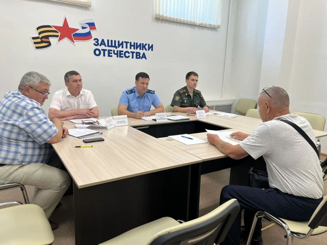 Первый заместитель прокурора Ульяновской области Михаил Гриньке провел совместно с представителем военной прокуратуры Ульяновского гарнизона личный прием граждан в региональном филиале Государственного фонда поддержки... Первый заместитель прокурора Ульяновской области Михаил Гриньке провел совместно с представителем военной прокуратуры Ульяновского гарнизона личный прием граждан в региональном филиале Государственного фонда поддержки...