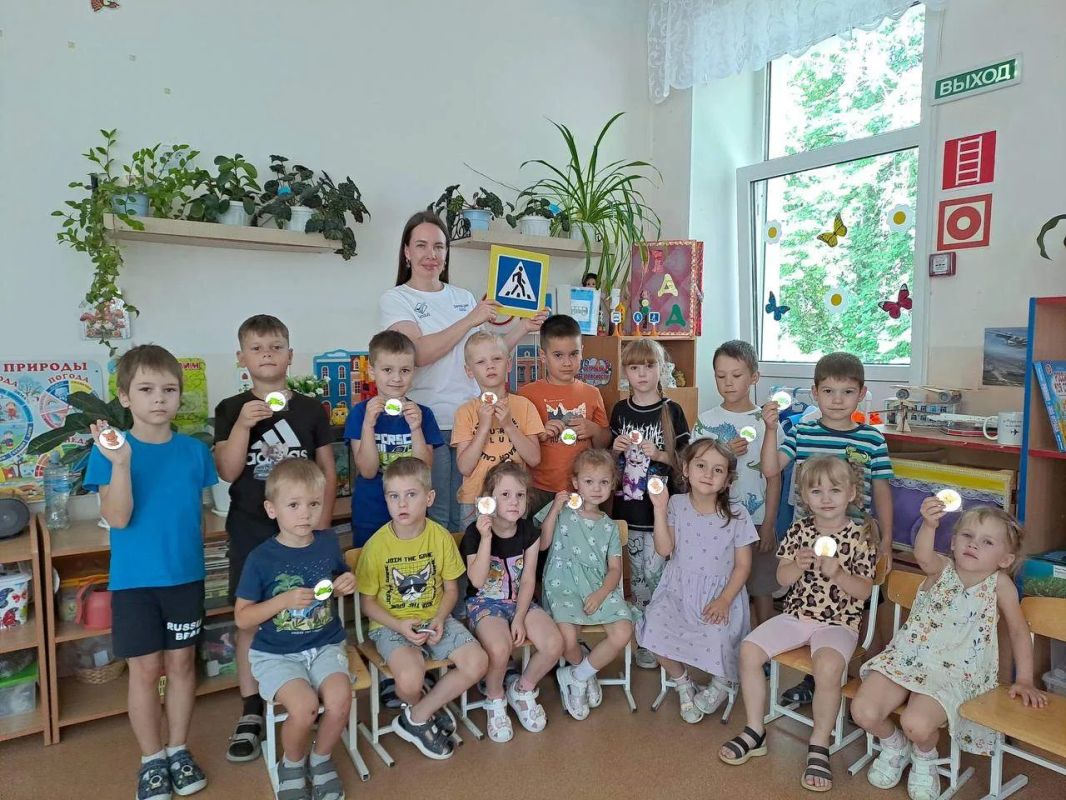 С целью профилактики дорожно-транспортного травматизма в детском саду № 183 специалисты Дирекции безопасности дорожного движения провели для воспитанников занятия по Правилам дорожного движения С целью профилактики дорожно-транспортного травматизма в детском саду № 183 специалисты Дирекции безопасности дорожного движения провели для воспитанников занятия по Правилам дорожного движения