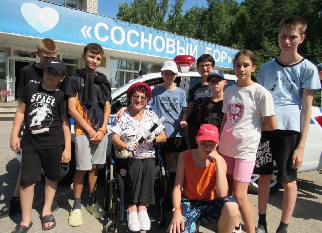 Ульяновские полицейские и Общественный совет при региональном УМВД провели акцию «Зарядка со стражем порядка» для воспитанников центра «Сосновый бор» Ульяновские полицейские и Общественный совет при региональном УМВД провели акцию «Зарядка со стражем порядка» для воспитанников центра «Сосновый бор»