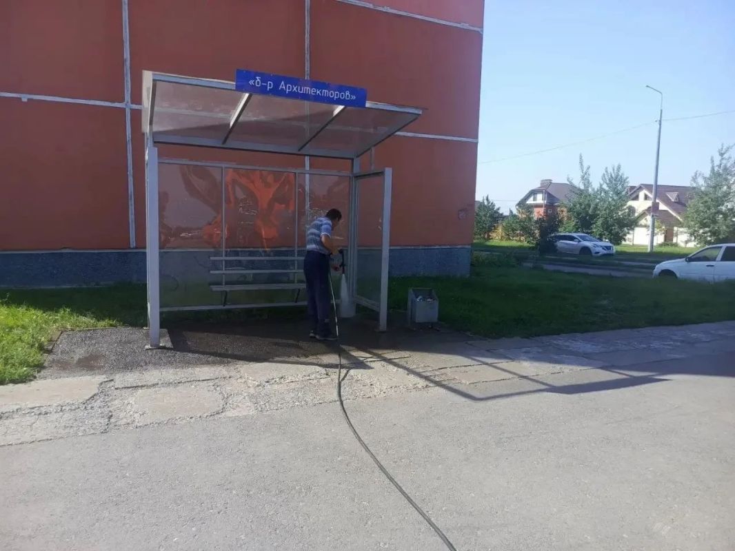 В Ульяновске обновляют разметку пешеходных переходов рядом с учреждениями образования В Ульяновске обновляют разметку пешеходных переходов рядом с учреждениями образования