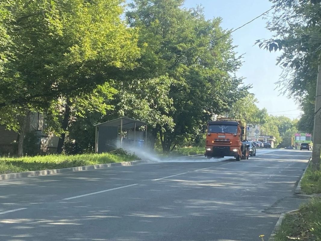 В Ульяновске обновляют разметку пешеходных переходов рядом с учреждениями образования В Ульяновске обновляют разметку пешеходных переходов рядом с учреждениями образования