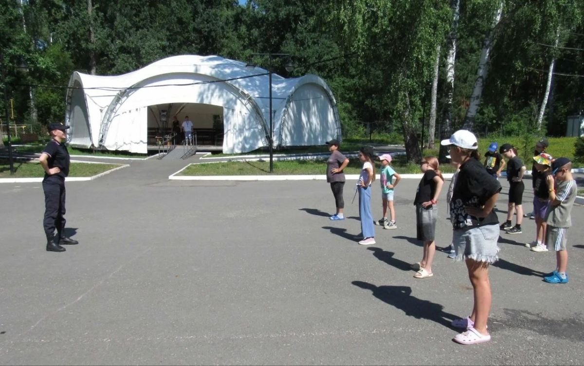 Ульяновские полицейские и Общественный совет при региональном УМВД провели акцию «Зарядка со стражем порядка» для воспитанников центра «Сосновый бор» Ульяновские полицейские и Общественный совет при региональном УМВД провели акцию «Зарядка со стражем порядка» для воспитанников центра «Сосновый бор»