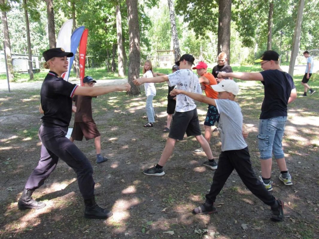 Ульяновские полицейские и Общественный совет при региональном УМВД провели акцию «Зарядка со стражем порядка» для воспитанников центра «Сосновый бор» Ульяновские полицейские и Общественный совет при региональном УМВД провели акцию «Зарядка со стражем порядка» для воспитанников центра «Сосновый бор»