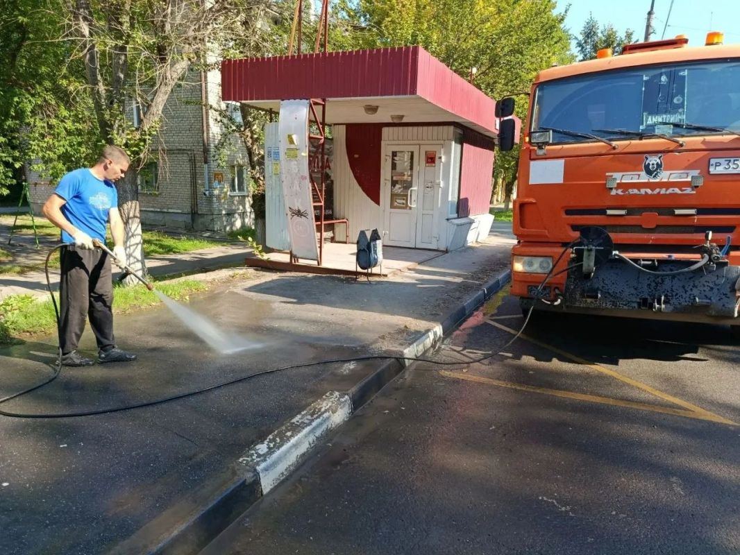 В Ульяновске обновляют разметку пешеходных переходов рядом с учреждениями образования В Ульяновске обновляют разметку пешеходных переходов рядом с учреждениями образования
