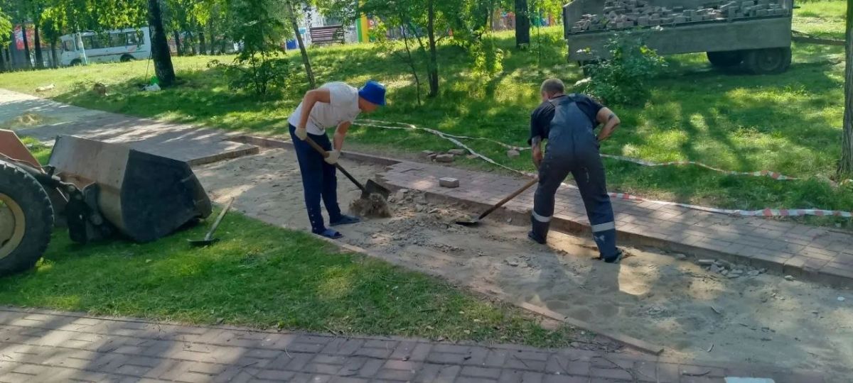 В Ульяновске обновляют разметку пешеходных переходов рядом с учреждениями образования В Ульяновске обновляют разметку пешеходных переходов рядом с учреждениями образования