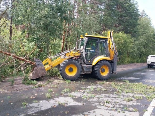 Городские службы продолжают устранять последствия непогоды Городские службы продолжают устранять последствия непогоды