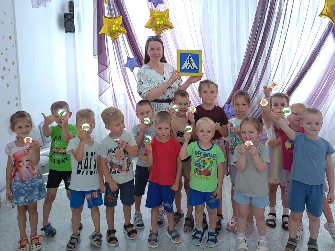Специалисты Дирекции безопасности дорожного движения на постоянной основе проводят с дошколятами обучающие занятия на тему соблюдения Правил дорожного движения, в этот раз встретились с воспитанниками детского сада № 194 Специалисты Дирекции безопасности дорожного движения на постоянной основе проводят с дошколятами обучающие занятия на тему соблюдения Правил дорожного движения, в этот раз встретились с воспитанниками детского сада № 194