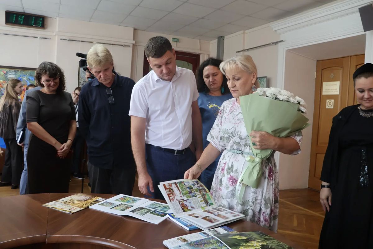 В Ульяновской Городской Думе открылась выставка Людмилы Слесарской «Мелодии лета» В Ульяновской Городской Думе открылась выставка Людмилы Слесарской «Мелодии лета»