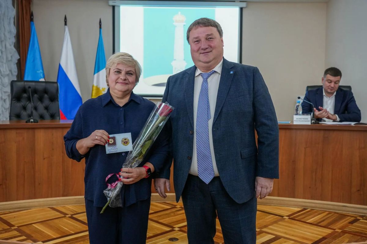 Пятерым ульяновцам вручили золотые знаки «Готов к труду и обороне» Пятерым ульяновцам вручили золотые знаки «Готов к труду и обороне»